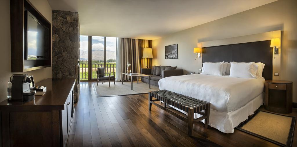 Отель Grace Кафайяте Экстерьер фото A guest room at the Four Seasons Hotel